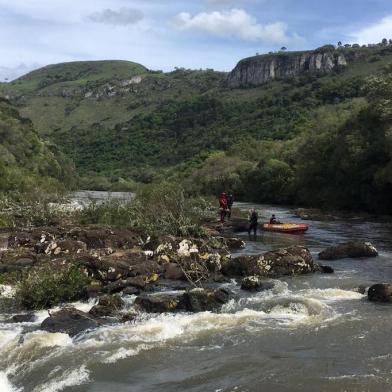 Bombeiros continuam buscas de morador de Caxias que desapareceu no Rio Pelotas após passar com caminhonete em ponte. <!-- NICAID(14915447) -->