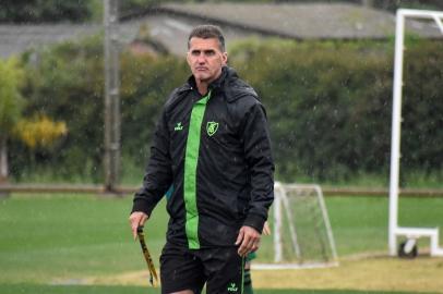 Vagner Mancini durante treino no CT Presidente Luiz Carvalho - Foto: João Zebral / América