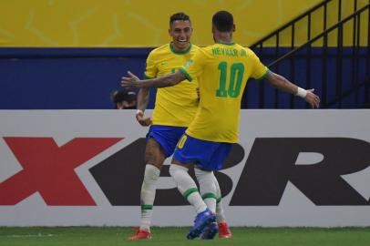 Brazils Raphinha (L) celebrates with Neymar after scoring against Uruguay during the South American qualification football match for the FIFA World Cup Qatar 2022, in Arena Amazonia, Manaus, Brazil, on October 14, 2021. (Photo by NELSON ALMEIDA / AFP)Editoria: SPOLocal: ManausIndexador: NELSON ALMEIDASecao: soccerFonte: AFPFotógrafo: STF<!-- NICAID(14915866) -->