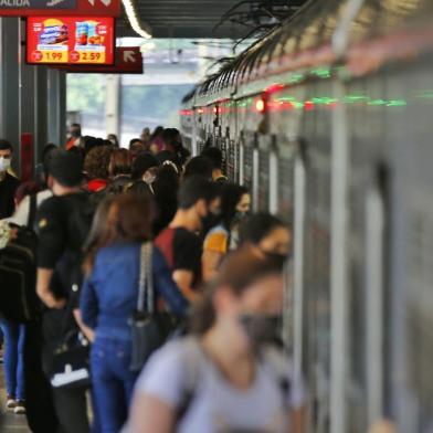 PORTO ALEGRE/CANOAS/ESTEIO - 15.10.2021 - Blitz Gaúcha e DG no Trensurb. Imagens mostram condições, lotação e infraestrutura de três estações nas cidades de Esteio, Canoas e Porto Alegre. (Foto: Lauro Alves/Agencia RBS)<!-- NICAID(14916036) -->