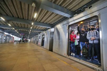 PORTO ALEGRE/CANOAS/ESTEIO - 15.10.2021 - Blitz Gaúcha e DG no Trensurb. Imagens mostram condições, lotação e infraestrutura de três estações nas cidades de Esteio, Canoas e Porto Alegre. (Foto: Lauro Alves/Agencia RBS)<!-- NICAID(14916116) -->