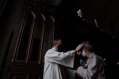 CAIXAS DO SUL, RS, BRASIL (15/10/2021)Bênção realizada das 10h às 17h marca o dia de Santa Teresa DÁvila em Caxias do Sul. Ato que ocorreria na Praça Dante Alighieri foi transferido para a Catedral Diocesana, por conta da instabilidade do clima, onde o padre Volnei Vanassi, pároco da catedral, concedeu bênçãos. A Casa Madre Teresa também coleta donativos no local. (Antonio Valiente/Agência RBS)<!-- NICAID(14916295) -->