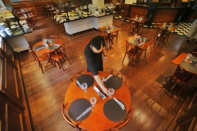 PORTO ALEGRE, RS, BRASIL - 15.10.2021 - Retomada no setor de bares e restaurantes. Na imagem, Restaurante Fuê, Centro Histórico de Porto Alegre. (Foto: Lauro Alves/Agencia RBS)<!-- NICAID(14916170) -->