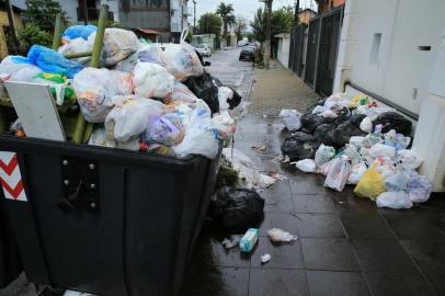 CACHOEIRINHA,RS,BRASIL.2021,10,16.Falta de coleta de lixo em Cachoeirinha, deixa ruas e avenida,com containers cobertos de lixo, e também lixo espalhados pelas calçadas.(RONALDO BERNARDI/AGENCIA RBS).<!-- NICAID(14917195) -->