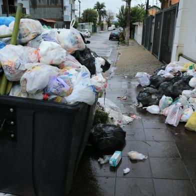 CACHOEIRINHA,RS,BRASIL.2021,10,16.Falta de coleta de lixo em Cachoeirinha, deixa ruas e avenida,com containers cobertos de lixo, e também lixo espalhados pelas calçadas.(RONALDO BERNARDI/AGENCIA RBS).<!-- NICAID(14917195) -->