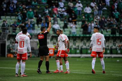 PARTIDA ENTRE PALMEIRAS X INTERNACIONAL, VALIDO PELO CAMPEONATO BRASILEIRO NESTE DOMINGO(17).SP - PALMEIRAS-INTERNACIONAL - ESPORTES - Edenilson do Internacional durante partida contra o Palmeiras, valido 27ª rodada do Campeonato Brasileiro, no Allianz Parque, Zona Oeste de São Paulo neste domingo (17). 17/10/2021 - Foto: RENATO GIZZI/AGÊNCIA O DIA/AGÊNCIA O DIA/ESTADÃO CONTEÚDOEditoria: ESPORTESLocal: SÃO PAULOIndexador: RENATO GIZZIFonte: Agência O DiaFotógrafo: AGÊNCIA O DIA<!-- NICAID(14917650) -->