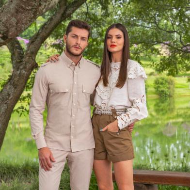 CASAMENTO ÃS CEGAS (L to R)  KLEBBER TOLEDO and CAMILA QUEIROZ, hosts at CASAMENTO ÃS CEGAS. Cr. ALISSON LOUBACK/NETFLIX Â© 2021<!-- NICAID(14906472) -->