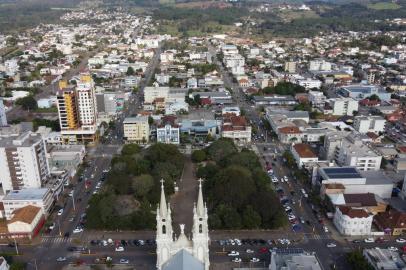 GUAPORÉ, RS, BRASIL, 17/07/2020. Guaporé chegou a 300 casos positivos para o novo coronavírus nesta semana. Duas mortes foram registradas. Moradores parecem despreocudos ao andar pelas ruas, na maioria, sem máscara. Vistas aéreas.  (Porthus Junior/Agência RBS)<!-- NICAID(14547841) -->