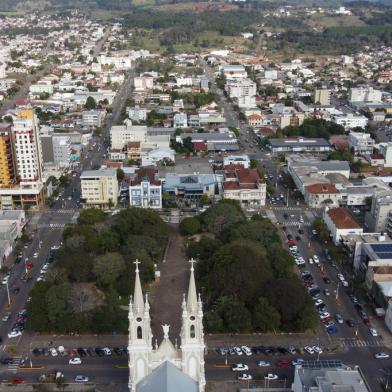 GUAPORÉ, RS, BRASIL, 17/07/2020. Guaporé chegou a 300 casos positivos para o novo coronavírus nesta semana. Duas mortes foram registradas. Moradores parecem despreocudos ao andar pelas ruas, na maioria, sem máscara. Vistas aéreas.  (Porthus Junior/Agência RBS)<!-- NICAID(14547841) -->