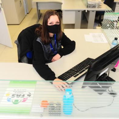 CAXIAS DO SUL, RS, BRASIL, 08/10/2021. Alexandra Tibolla, 15 anos, está entre os 30 jovens que participam de um programa chamado Ser Jovem Cidadão, uma parceria da FAS, do Senac e outras entidades. Atualmente, ela faz trabalhos administrativos no setor de licitação da FAS e estuda durante a manhã no nono ano de uma escola estadual de Caxias. (Porthus Junior/Agência RBS)<!-- NICAID(14910562) -->