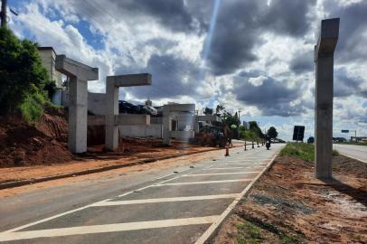 O tráfego de veículos na RS-118 enfrenta alterações até a próxima sexta-feira (22) nos km km 5,1 e 10,4, em Sapucaia do Sul e Gravataí, respectivamente. Nos locais, são realizadas obras pelo Departamento Autônomo de Estradas de Rodagem (Daer) para a construção de passarelas.<!-- NICAID(14918311) -->