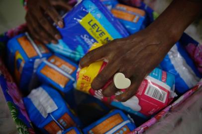 CANOAS, RS, Brasil, 18-10-2021: A supervisora da EMEF Doutor Nelson Paim Terra, Sonsearai Pereira, criou a caixa da dignidade menstrual, onde são oferecidas calcinhas, lencinhos e absorventes para a comunidade e alunas carentes. O projeto se expandiu para outras escolas. Estudantes do nono ano B, que participam do projeto de dignidade menstrual na instituição. Foto: Mateus Bruxel / Agência RBSIndexador: Mateus Bruxel<!-- NICAID(14918363) -->