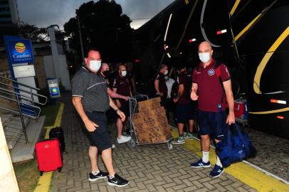 NATAL, RN, BRASIL, 16/10/2021. Chegada da delegação do Caxias ao Comfort Hotel & Suites, em Natal, RS. O Caxias joga contro o ABC amanhã (16/10) pelas quartas de final da série D do Campeonato Brasileiro. Jogo que vale vaga para série C. Na foto, Paulo Cesar dos Santos (E), presidente da SER Caxias e técnico Rafael Jaques (D). (Porthus Junior/Agência RBS)<!-- NICAID(14917257) -->