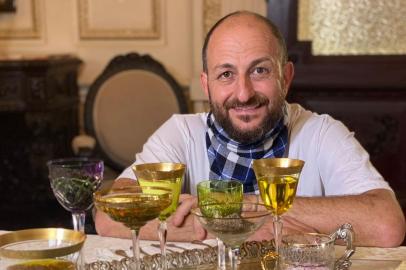 Com o apoio do programa RS Criativo e curadoria do chef Marcos Livi (na foto), cozinheiros que zelam pelos ingredientes típicos gaúchos foram convidados a preparar releituras das receitas compiladas no livro Cozinha do Palácio Piratini. A atividade faz parte das celebrações dos cem anos do Palácio Piratini.<!-- NICAID(14917970) -->