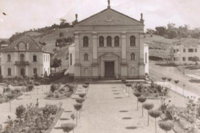 Igreja Matriz e Casa Canônica de Serafina Corrêa, no início dos anos 1950. Foto anterior a 1953, pois o campanário de alvenaria só surgiu em 8 de maio  de 1953.<!-- NICAID(14918248) -->