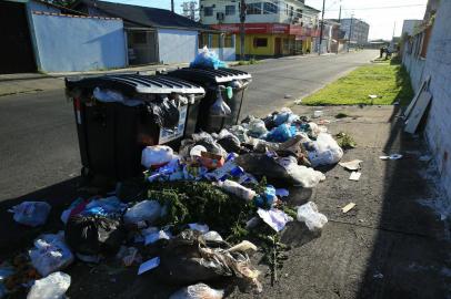 CACHOEIRINHA,RS,BRASIL.2021,10,20.Por mais de vinte dias o lixo não é recolhido em Cachoeirinha, pricipalmente no Bairro da Matriz.(RONALDO BERNARDI/AGENCIA RBS).<!-- NICAID(14919569) -->