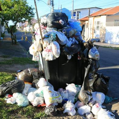 CACHOEIRINHA,RS,BRASIL.2021,10,20.Por mais de vinte dias o lixo não é recolhido em Cachoeirinha, pricipalmente no Bairro da Matriz.(RONALDO BERNARDI/AGENCIA RBS).<!-- NICAID(14919557) -->