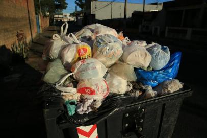 CACHOEIRINHA,RS,BRASIL.2021,10,20.Por mais de vinte dias o lixo não é recolhido em Cachoeirinha, pricipalmente no Bairro da Matriz.(RONALDO BERNARDI/AGENCIA RBS).<!-- NICAID(14919542) -->