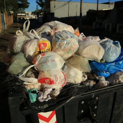 CACHOEIRINHA,RS,BRASIL.2021,10,20.Por mais de vinte dias o lixo não é recolhido em Cachoeirinha, pricipalmente no Bairro da Matriz.(RONALDO BERNARDI/AGENCIA RBS).<!-- NICAID(14919542) -->