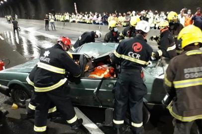 Motoristas que utilizarem o trecho gaúcho da BR-101, nesta quarta-feira (20), terão a passagem bloqueada no trecho do túnel do Morro Alto, em Maquiné, no Litoral Norte. A CCR Viasul realiza, a partir das 10h, uma simulação de acidente no interior do túnel, no km 67, com o vazamento de produto perigoso.<!-- NICAID(14919901) -->