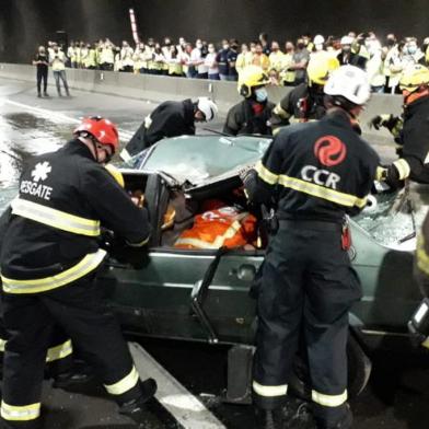 Motoristas que utilizarem o trecho gaúcho da BR-101, nesta quarta-feira (20), terão a passagem bloqueada no trecho do túnel do Morro Alto, em Maquiné, no Litoral Norte. A CCR Viasul realiza, a partir das 10h, uma simulação de acidente no interior do túnel, no km 67, com o vazamento de produto perigoso.<!-- NICAID(14919901) -->