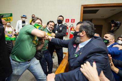 20/10/2021 - PORTO ALEGRE, RS - Sessão ordinária - Movimentação de plenário. Na foto, desentendimento entre manifestantes contrários a passaporte vacinal e vereadores. (Foto: Elson Sempé Pedroso/CMPAIndexador: Elson SempÃ© Pedroso/CMPA<!-- NICAID(14919978) -->