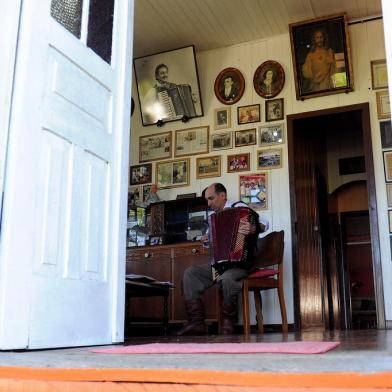 CAXIAS DO SUL, RS, BRASIL, 19/10/2021 - O acordeonista Gilney Bertussi vai mostrar fotos, documentos e objetos que ajudam a contar a história centenária do envolvimento da família com a música. Em especial objetos que remetem à memória de seus avós, Fioravante e Juvelima, grandes homenageados da Live Juvelina. (Marcelo Casagrande/Agência RBS)<!-- NICAID(14919234) -->