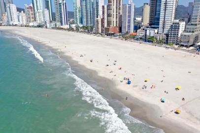 A prefeitura de Balneário Camboriú, em Santa Catarina, liberou nesta terça-feira (28) o acesso do público ao trecho de dois quilômetros de alargamento da faixa de areia da praia na região central da cidade.<!-- NICAID(14901594) -->