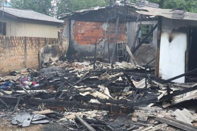 21/10/2021 - TAQUARA, RS - Duas crianças morreram durante um incêndio que atingiu uma casa no município de Taquara, no Vale do Paranhana, na manhã desta quinta-feira. FOTO: Tiago Guedes / RBS TV<!-- NICAID(14921432) -->