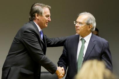 O presidente da RepÃºblica, Jair Bolsonaro e o ministro da economia, Paulo Guedes,fazem  declaraÃ§Ã£o conjunta Ã  imprensa no auditÃ³rio do ministÃ©rio da economia em BrasÃ­liaO presidente da República, Jair Bolsonaro e o ministro da economia, Paulo Guedes,fazem declaração conjunta à imprensa no auditório do ministério da economia em Brasília. FOTO: Wilson Dias / Agência BrasilLocal: BrasÃ­liaIndexador: Wilson Dias/AgÃªncia BrasilFonte: AgÃªncia Brasil/Empresa Brasil dFotógrafo: RepÃ³rter FotogrÃ¡fico<!-- NICAID(14922668) -->