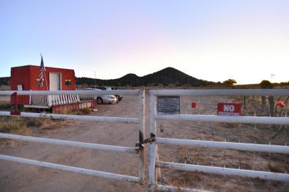 Actor Alec Baldwin Fatally Shoots Movie Crew Member With Prop FirearmSANTA FE, NEW MEXICO - OCTOBER 22: A general view shows a locked gate at the entrance to the Bonanza Creek Ranch on October 22, 2021 in Santa Fe, New Mexico. Director of Photography Halyna Hutchins was killed and director Joel Souza was injured on set while filming the movie Rust at Bonanza Creek Ranch near Santa Fe, New Mexico on October 21, 2021. The films star and producer Alec Baldwin discharged a prop firearm that hit Hutchins and Souza.   Sam Wasson/Getty Images/AFP (Photo by Sam Wasson / GETTY IMAGES NORTH AMERICA / Getty Images via AFP)Editoria: ACELocal: Santa FeIndexador: SAM WASSONSecao: celebrityFonte: GETTY IMAGES NORTH AMERICA<!-- NICAID(14922846) -->