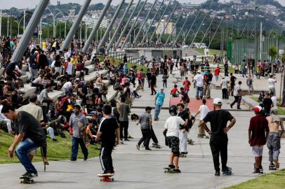 PORTO ALEGRE, 23/10/2021, Novo trecho da orla do Guaíba é aberto e recebe grande público. Fotos em baixa.<!-- NICAID(14923101) -->