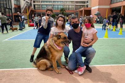 Famílias levam animais de estimação para a escola em ação de uma instituição de ensino de Caxias do Sul. Pet Day também incentivou a doação de eletrônicos, tampinhas e ração para cães e gatos. Painel com desenhos e trabalhos desenvolvidos pelos alunos. Na foto, Nanderson, a esposa Manuela e os filhos Raul e Cecília com a cachorra Anita Garibaldi <!-- NICAID(14923188) -->