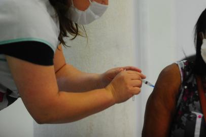 CAXIAS DO SUL, RS, BRASIL, 13/02/2021. Sete UBSs estarão abertas neste sábado para aplicação da primeira dose da vacina contra a covid-19 em idosos com 80 anos ou mais. Na foto, UBS Desvio Rizzo. Eva Gonçalves, 82 anos, moradora do bairro Industrial, foi vacinada. (Porthus Junior/Agência RBS)<!-- NICAID(14714039) -->