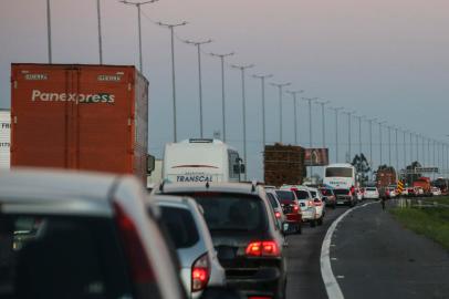 PORTO ALEGRE, RS, BRASIL - 2021.10.19 - Série sobre problemas no trânsito em POA. Após leitores responderem questionário sobre o assunto, mostramos os problemas no trânsito da capital. Na foto: Freeway com engarrafamento causado pelo acesso a Assis Brasil (Foto: André Ávila/Agência RBS)<!-- NICAID(14919420) -->