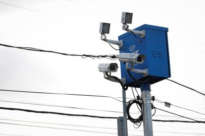 20/10/2021 - PORTO ALEGRE, RS - Câmeras na Av. Azenha que fazem parte do cercamento eletrônico da capital. FOTO: Anselmo Cunha / Agência RBS<!-- NICAID(14920190) -->