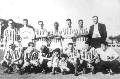 Um registro de 1952, quando o Esporte Clube Juventude foi campeão citadino. Vemos, em pé, da esquerda para a direita, Dallegrave, Arnaldo, Marcon, Caneco, Jacobus, Ninha e o treinador Vanzetti. Agachados estão Guido Nicchele, Marreco, Lory, Margarida e Guaracy.<!-- NICAID(14384073) -->