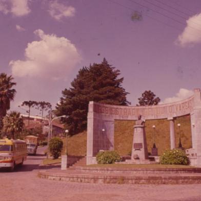 Pórtico em Homenagem a Getúlio Vargas, localizado na Avenida Júlio de Castilhos, em Lourdes. Espaço foi inaugurado em 1941, época da conclusão da Estrada Federal Getúlio Vargas (BR-116). Em 24 de agosto de 1955, uma ano após o suicídio de Getúlio Vargas, espaço recebeu um busto em bronze do ex-presidente. Na foto, o pórtico por volta de 1970.<!-- NICAID(13617380) -->