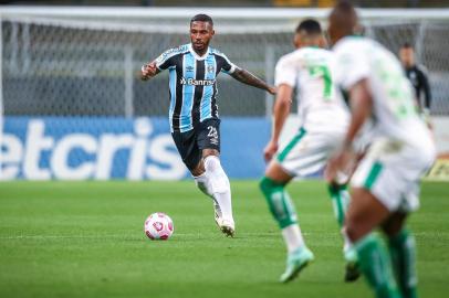 FUTEBOL/CAMPEONATO BRASILEIRO 2021 /GREMIO X FORTALEZA - ESPORTES - Lance da partida entre Gremio e Fortaleza disputada na noite desta quarta-feira, na Arena Castelao, em partida valida pela Campeonato Brasileiro 2021. FOTO: LUCAS UEBEL/GREMIO FBPA<!-- NICAID(14923917) -->