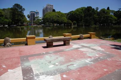 Porto Alegre, RS, Brasil, 25-10- 2021: Pintura de piso na Redenção em forma de suástica sofre intervenção no entorno do lago do parque. Foto Mateus Bruxel / Agência RBSIndexador: Mateus Bruxel<!-- NICAID(14924044) -->