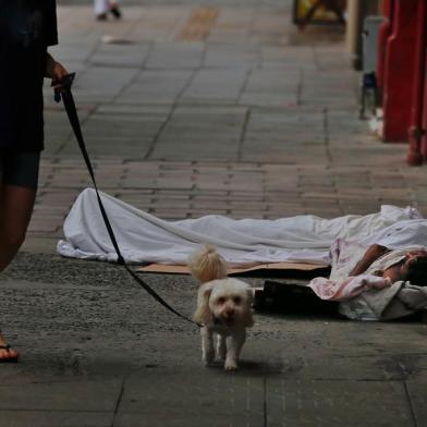 PORTO ALEGRE, RS, BRASIL, 04-03-2021: Aumento no número de moradores em situação de rua em Porto Alegre durante o período da pandemia. Local das fotos Cidade Baixa. (Foto: Lauro Alves/ Agência RBS)<!-- NICAID(14727486) -->