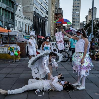 PORTO ALEGRE, RS, BRASIL - 25/10/2021intervenção do POA em Cena na Avenida Voluntários da Pátria<!-- NICAID(14924503) -->