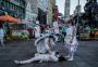 Porto Alegre em Cena faz performance no Centro Histórico em homenagem a trabalhadores