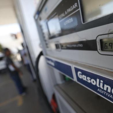 PORTO ALEGRE, RS, BRASIL - 26.10.2021 - Levantamento do preço da gasolina em Porto Alegre. Na foto, Posto 76 da Rede Energia na Lomba do Pinheiro. (Foto: Lauro Alves/Agencia RBS)<!-- NICAID(14924706) -->