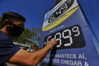 PORTO ALEGRE, RS, BRASIL - 26.10.2021 - Levantamento do preço da gasolina em Porto Alegre. Na foto, Posto Agronomia. (Foto: Lauro Alves/Agencia RBS)<!-- NICAID(14924712) -->