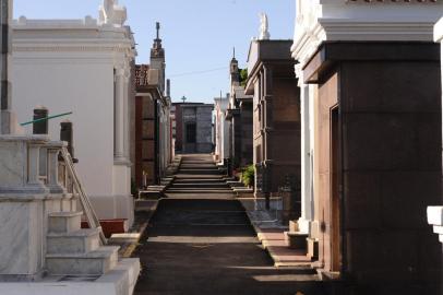 CAXIAS DO SUL, RS, BRASIL (11/10/2019)Cemitério Municipal de Caxias do Sul vive superlotação com mãos de 50 mil sepultamentos registrados. Local recebe média de 50 corpos por mês, sendo um dos principais destinos dados a mortos da cidade. (Antonio Valiente/Agência RBS)<!-- NICAID(14286717) -->