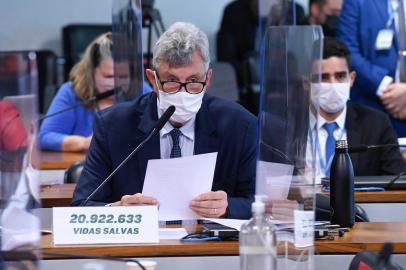 Comissão Parlamentar de Inquérito da Pandemia (CPIPANDEMIA) realiza reunião semipresencial para discussão e deliberação do Relatório Final. A reunião também é reservada para a leitura dos votos em separado apresentados à comissão. Luis Carlos Heinze (PP-RS) destaca que o Ministério da Ciência, Tecnologia e Inovações (MCTI) e o Banco Nacional de Desenvolvimento Econômico e Social (BNDES) liberaram R$ 30 milhões para a produção de quatro vacinas brasileiras. Para o senador, é uma mudança de paradigma o Brasil passar de importador para produtor e exportador de tecnologia de vacinas. ¿ Mas, ao contrário, essa CPI prefere escutar depoentes com narrativas que não se sustentam ¿ critica Heinze. Foto: Edilson Rodrigues/Agência Senado<!-- NICAID(14925459) -->