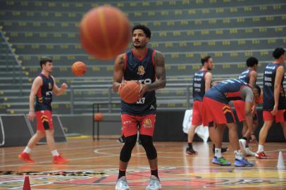 CAXIAS DO SUL, RS, BRASIL, 26/10/2021 -  Treino do Caxias Basquete no Ginásio do Sesi, a nova casa da equipe no Novo Basquete Brasil (NBB). O primeiro contato será na quarta-feira (27), às 20h, contra o Minas. NA FOTO: Eddy. (Marcelo Casagrande/Agência RBS)<!-- NICAID(14925177) -->