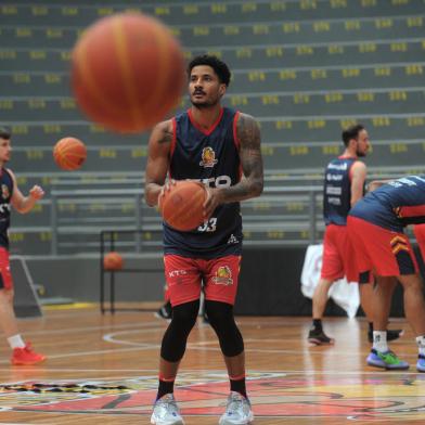 CAXIAS DO SUL, RS, BRASIL, 26/10/2021 -  Treino do Caxias Basquete no Ginásio do Sesi, a nova casa da equipe no Novo Basquete Brasil (NBB). O primeiro contato será na quarta-feira (27), às 20h, contra o Minas. NA FOTO: Eddy. (Marcelo Casagrande/Agência RBS)<!-- NICAID(14925177) -->