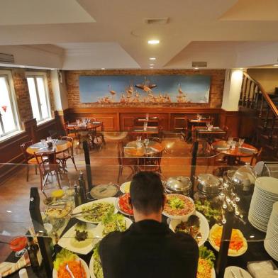 PORTO ALEGRE, RS, BRASIL - 15.10.2021 - Retomada no setor de bares e restaurantes. Na imagem, Restaurante Fuê, Centro Histórico de Porto Alegre. (Foto: Lauro Alves/Agencia RBS)<!-- NICAID(14916166) -->